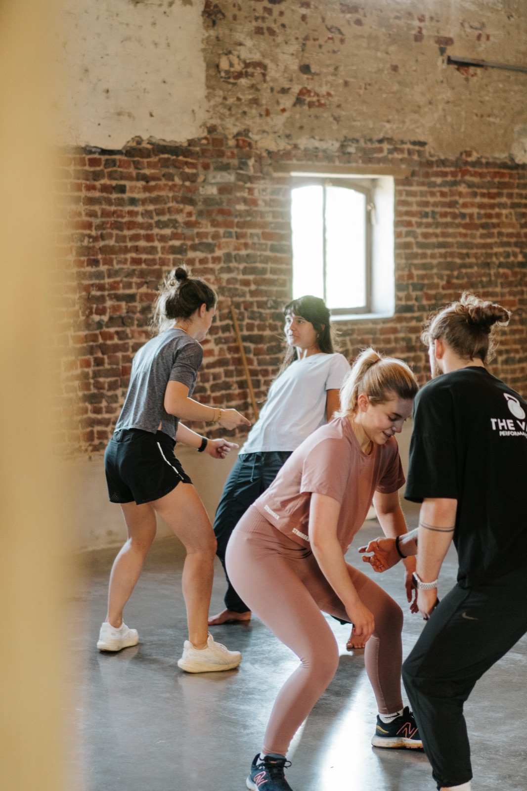 Groep deelnemers beweegt samen tijdens een Bliss les op muziek